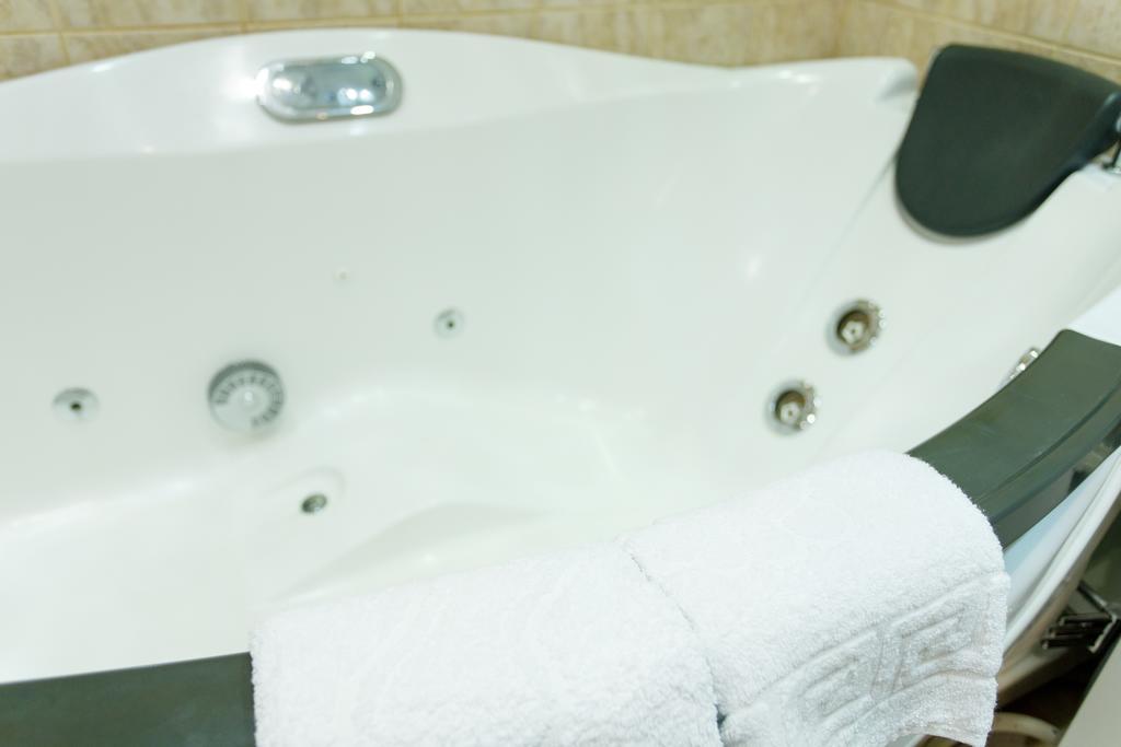 Studio De Luxe With Jacuzzi Sumy Exterior photo